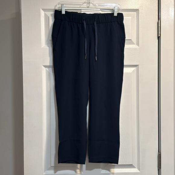 Lululemon On The Fly Crop *Woven 23" EUC Size 6 - Picture 5 of 8